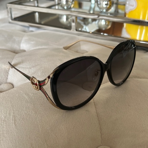 Authentic Gucci Sunglasses - LIKE NEW - Picture 6 of 11